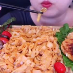 韩国小姐姐吃鱿鱼和龙虾,鱿鱼与龙虾大挑战